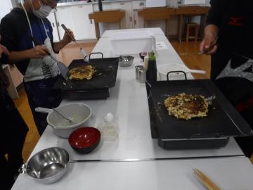 お好み焼きの最後の仕上げをする児童たちの様子