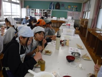 室内で楽しい試食する児童たちの様子