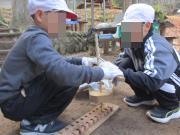 自然学校での調理実習で火起こしをする様子