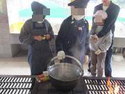 自然学校で調理をする様子