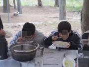 自然学校で作ったカレーを食べるの様子