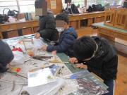 自然学校で枝と和紙でランプシェードづくりの様子