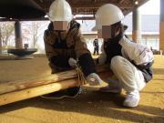 自然学校で隠れ家づくりをする様子