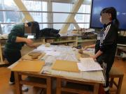 6年生の卒業制作で鬼瓦作りをする様子