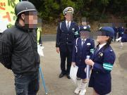 交通安全キャンペーンで市民に交通安全を呼びかける様子1