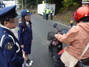 交通安全キャンペーンで交通ルールを確認する様子