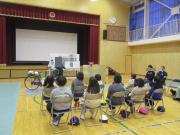 自転車教室で自転車の危険性について聞く様子