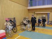 自転車教室で実際にルールの確認をする様子