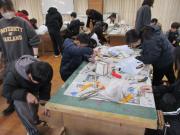 自然学校でランプシェードづくりの様子