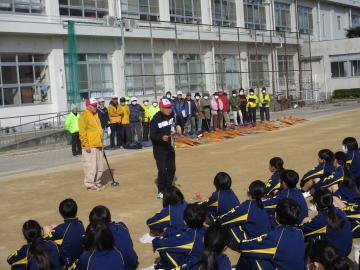 地域からの説明を聞く生徒の様子