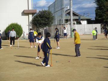 生徒のプレーを見守る地域の方の様子