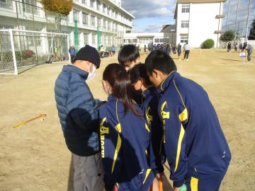 地域の方がプレーの結果を確認する様子