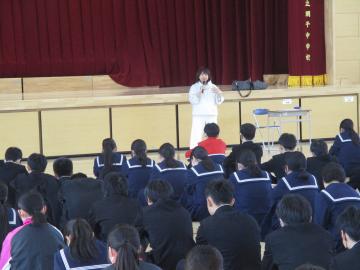 カウンセラーが講義する様子