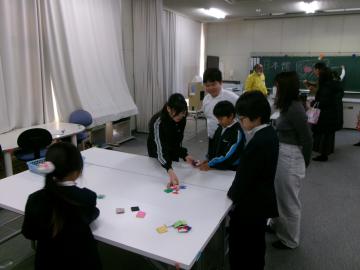 めんこで遊んでいる様子