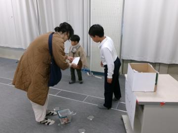 おみくじをひいている様子