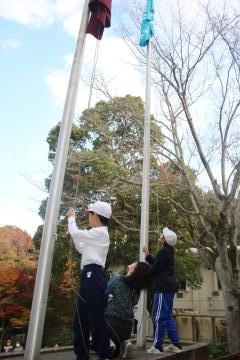 校旗をあげている様子