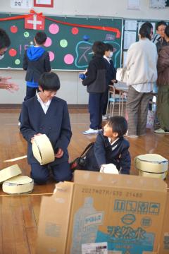 うまくいく方法を話し合っている様子