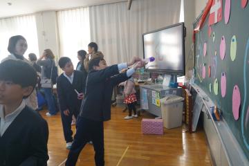 的にめがげてとばしている様子