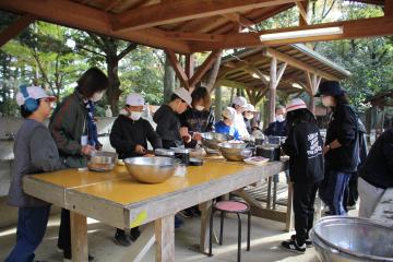 材料を切っている様子