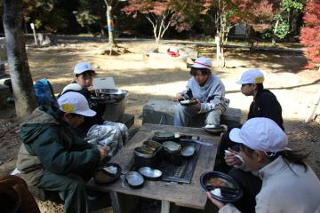 カレーを食べている様子