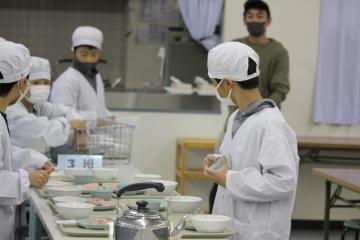 食堂で準備している様子