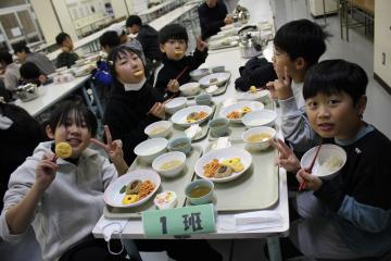 食堂で最後の昼食を食べている様子
