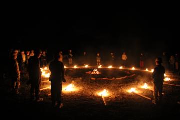 キャンプファイヤーしている様子