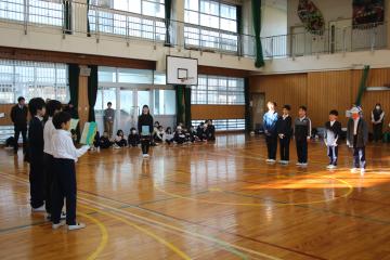 開校式をしている様子