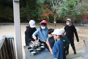 うどんにお汁を入れている様子