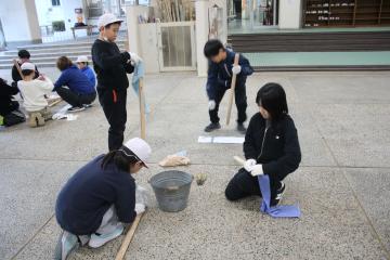 トーチ棒を作っている様子「