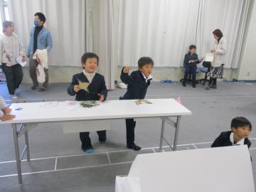 手裏剣飛ばしに夢中になっている様子