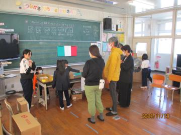 ルールを聞いている様子