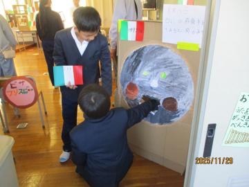 真実の口に手を入れている様子