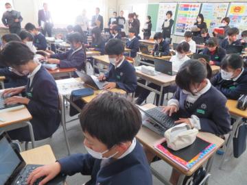 学習のふり返りを入力する6年生と参観される先生方