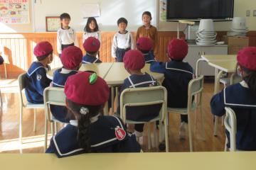 萩学園の園児を歓迎する挨拶をしている1年生