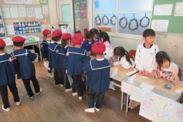 どんぐりすくいに列をつくっている園児の様子