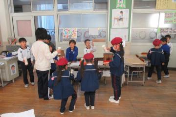 1年生手作りのけん玉で遊んでいる園児の様子