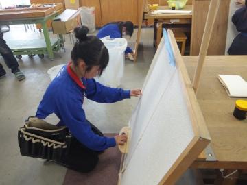 室内でクロス貼りに励む生徒の様子