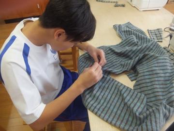 教室内で和裁に励む生徒の様子