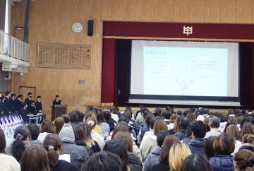 生徒会が学校生活を説明している様子