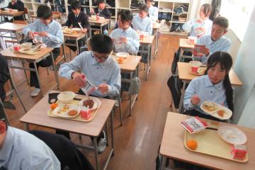 7年生が給食を食べている様子