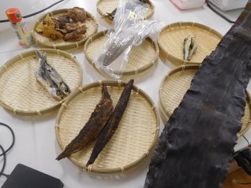 煮干しなど、いろいろな出汁の食材が並んでいます。