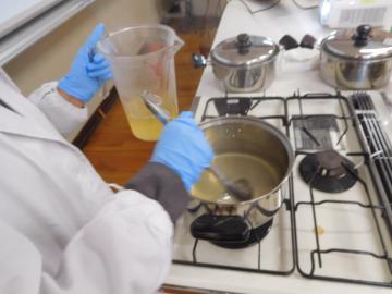 鍋でつくった天然の出汁をすくっている様子。