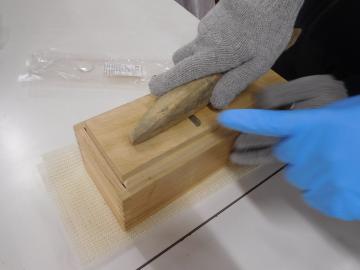 鰹節を削る様子。