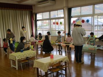 遊戯室内で園児たちが保護者とパビリオンで遊んでいる様子