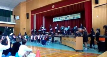 指揮者を見ながら演奏する様子