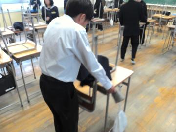教室を掃除している生徒のようす
