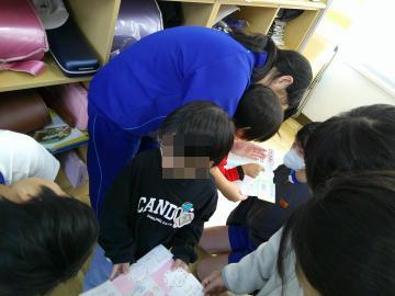 高学年が低学年から手紙をもらっている様子