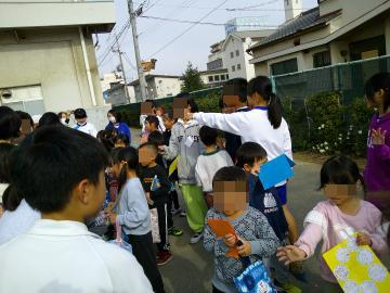 運動場でお別れをしている様子