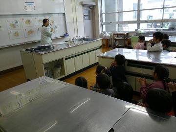 手洗いの仕方を学んでいる様子